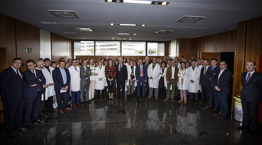 Dolors Montserrat realiza su primera visita al Hospital San Pedro y al CIBIR junto a sus profesionales e investigadores